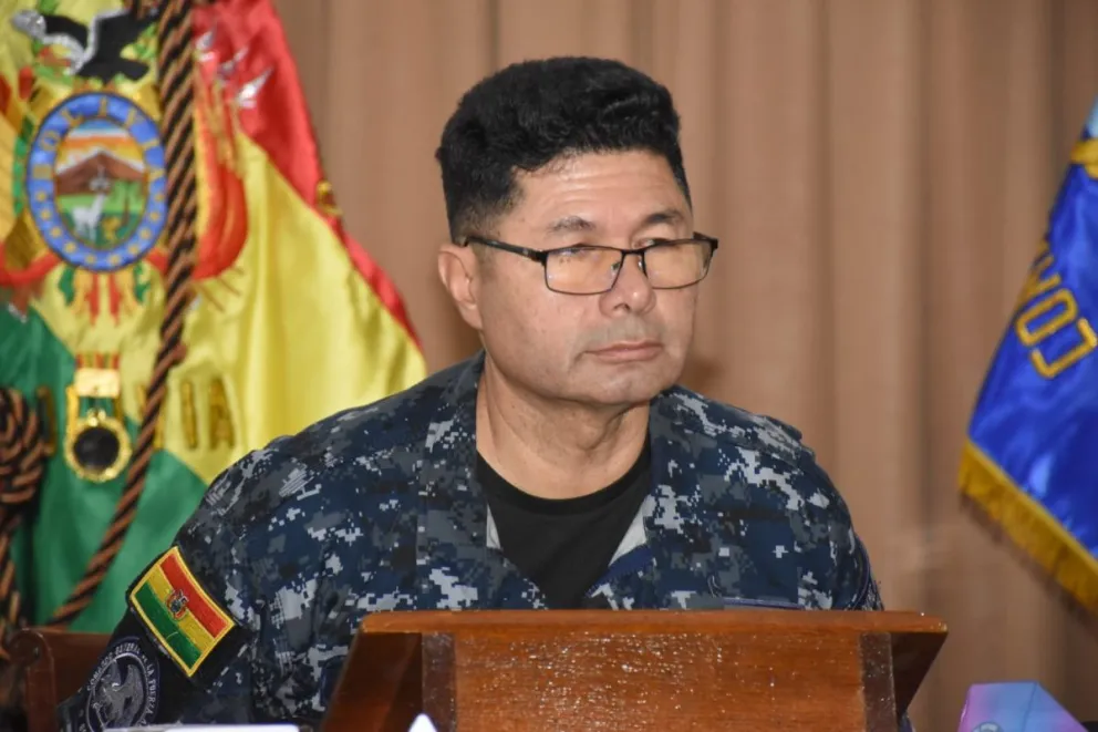 El comandante en Jefe de las Fuerzas Armadas (FFAA), Gerardo Zabala, se dirige a los periodistas. Foto: APG