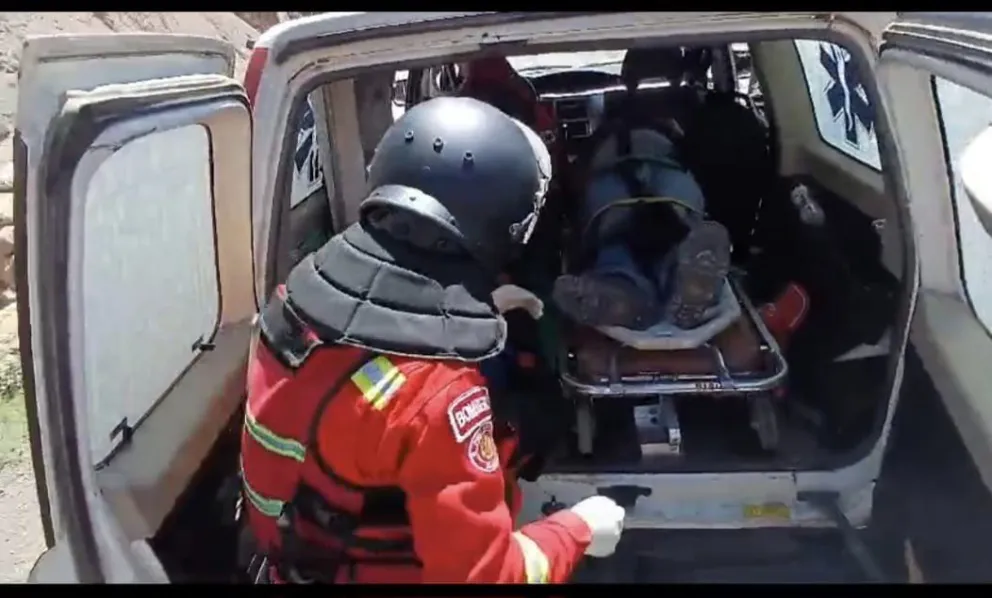 El periodista fue evacuado luego de ser herido por una explosión de dinamita.  Foto: Captura