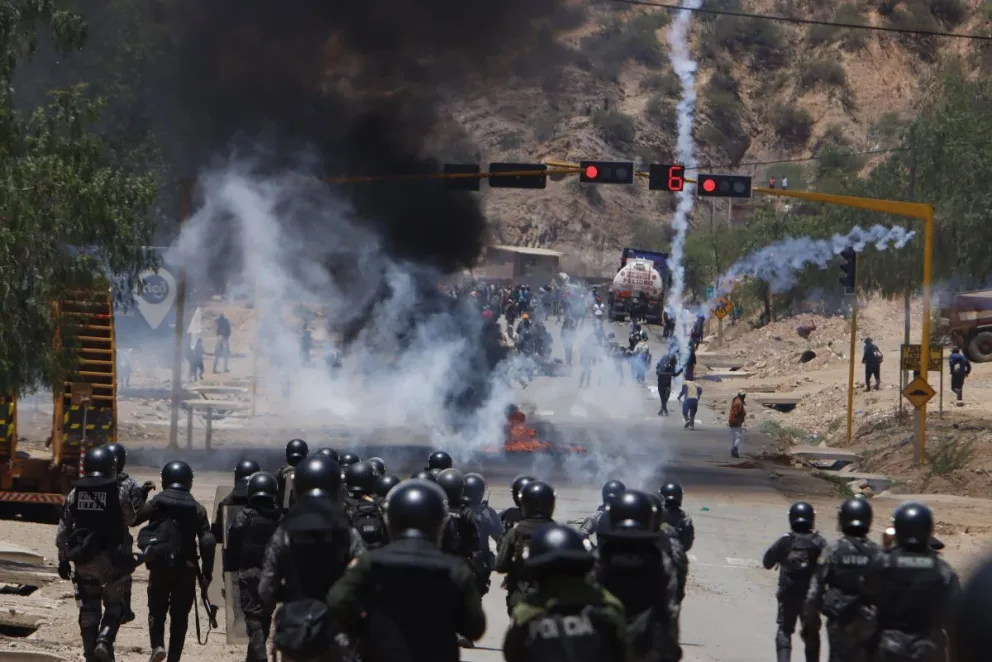 Operativo de desbloqueo en la ruta a Cochabamba.    Foto: APG