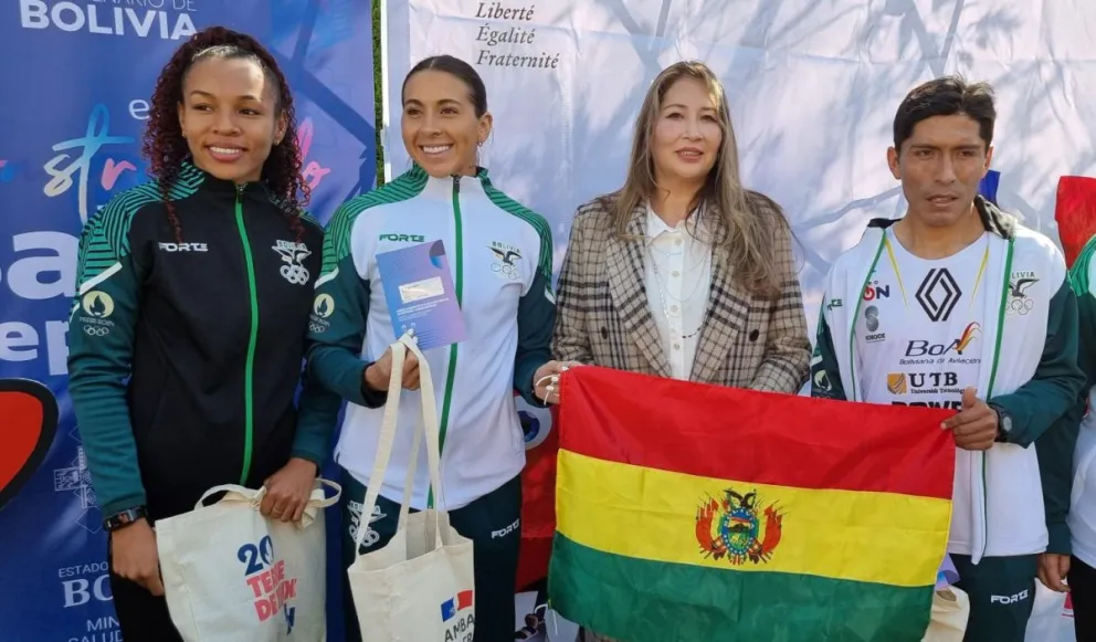 Palenque (centro) con tres de los cuatro deportistas bolivianos que fueron a los Juegos de París. Foto: Archivo Sports 360.