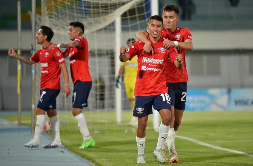 Carlitos Rodríguez, junto a su compañero Adrián Peña, festeja el segundo gol de Wilstermann. Foto: APG