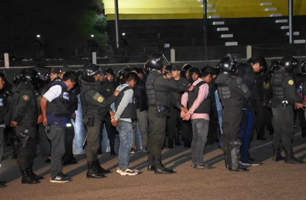 El ministro de Gobierno, Eduardo Del Castillo, presentó a las personas que fueron aprehendidas durante el desbloqueo de Parotani. Foto: APG
