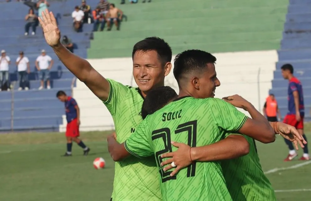 Jugadores de Ciudad Nueva Santa Cruz festejan la goleada a 10 de Noviembre y su clasificación a cuartos. Foto: Ciudad Nueva Santa Cruz