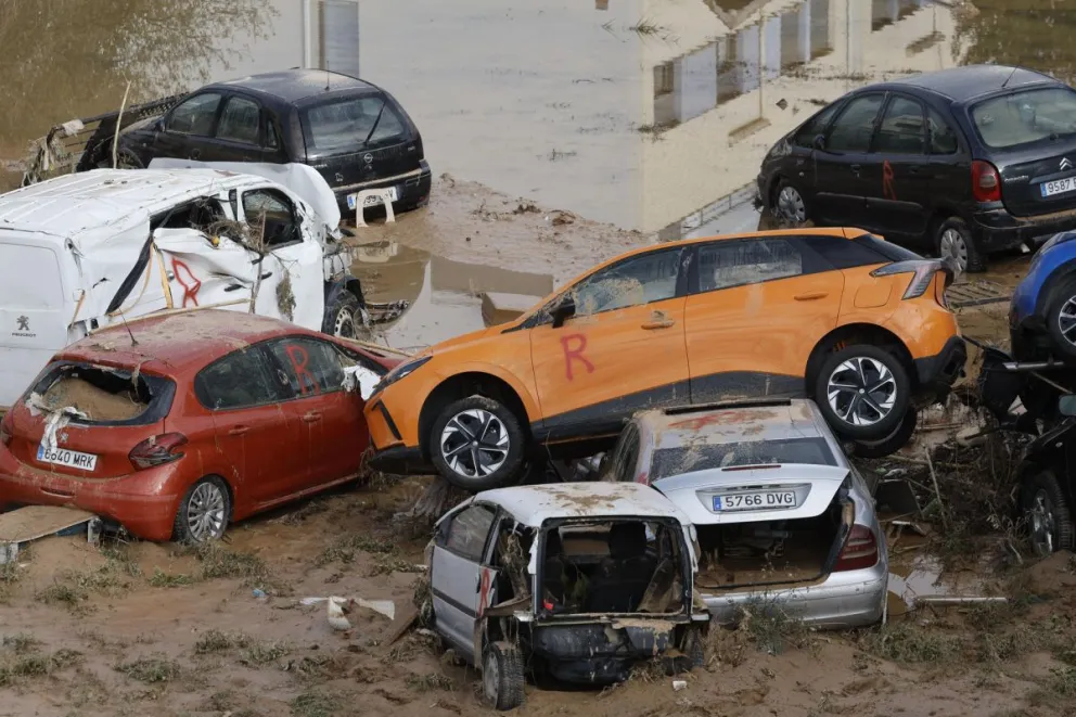 Coches destrozados en la localidad de Alfafar, Valencia. Foto: EFE