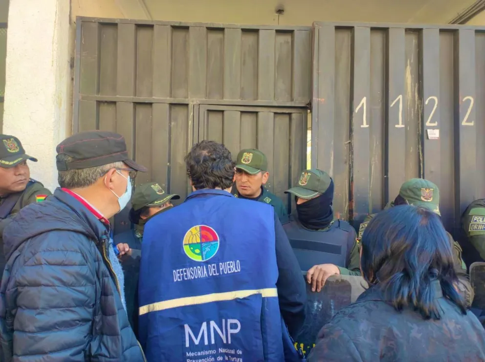 Un funcionario de la Defensoría del Pueblo puertas de la Felcc de La Paz. Foto: @DPBoliviaOf