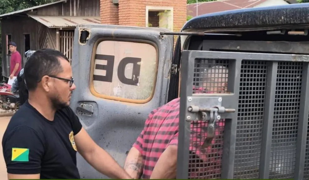 Un policía durante un arresto imagen referencial. Foto: Policía Boliviana