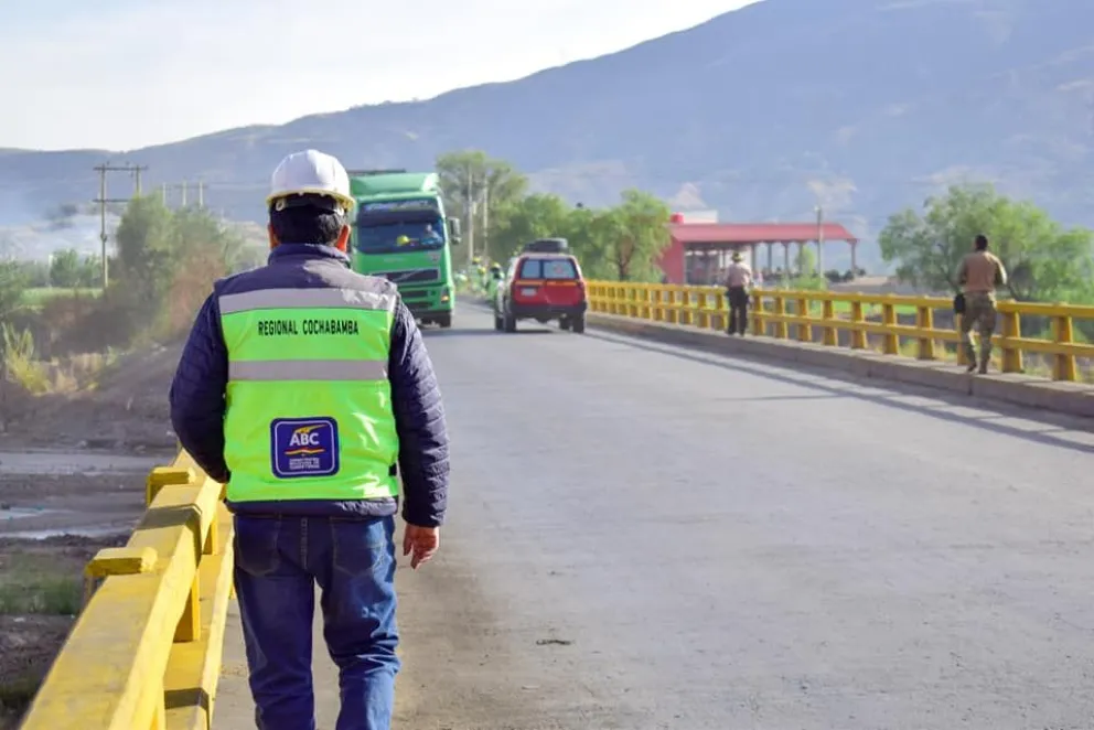 Personal técnico de Administradora Boliviana de Carreteras se dirigió al tramo del bloqueo en Parotani para verificar el estado de la carretera después de los 19 días de conflictos en la zona. Foto: MOPSV