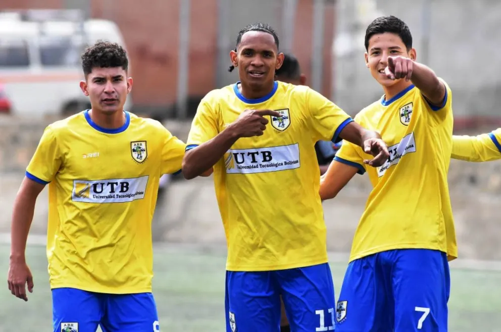 Los jugadores de ABB celebran uno de los goles convertidos en el triunfo ante Stormer's. Foto: ABB