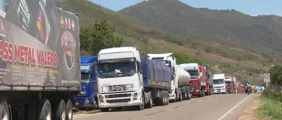 Camiones varados en la localidad de Mairana, entre Cochabamba y Santa Cuz. Foto: Unitel
