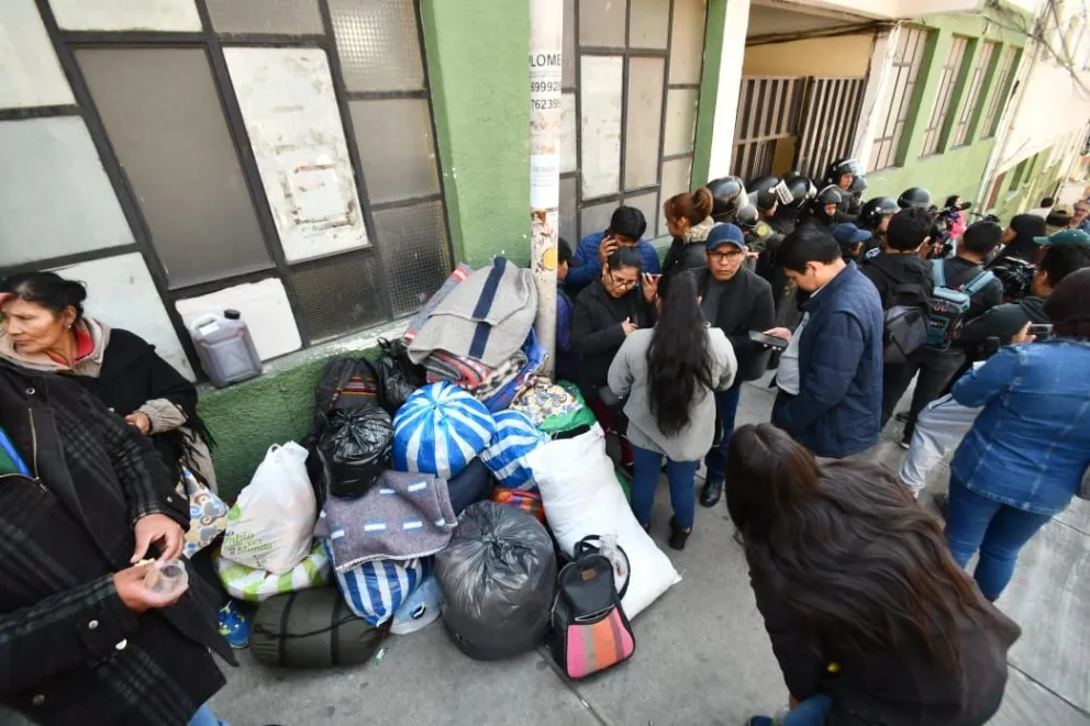 Familiares de los detenidos, este sábado en la Felcc de La Paz. Foto: APG
