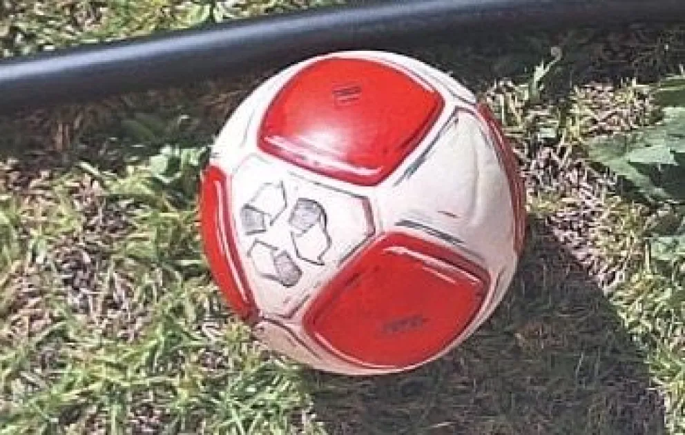 El balón con el que se jugará en Guayaquil el 14 de noviembre. Foto: Jorge Asturizaga.