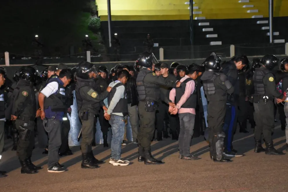 Parte de los aprehendidos que fueron presentados, el viernes. Foto: APG 