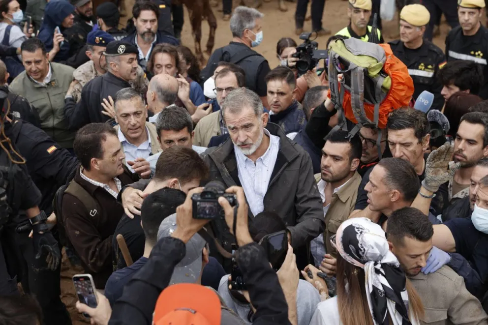 El rey Felipe VI habla con vecinos de Paiporta, epicentro de las inundaciones. Foto: EFE