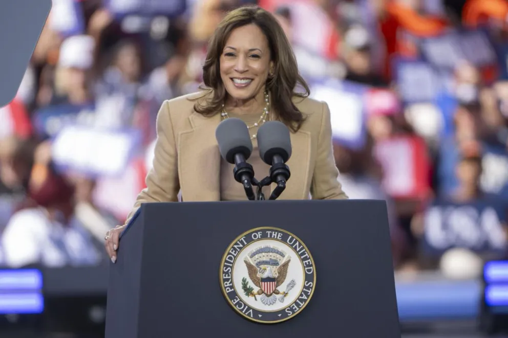 Kamala Harris se dirige a sus seguidores en el Centro Cívico de Atlanta, Georgia. Foto: EFE