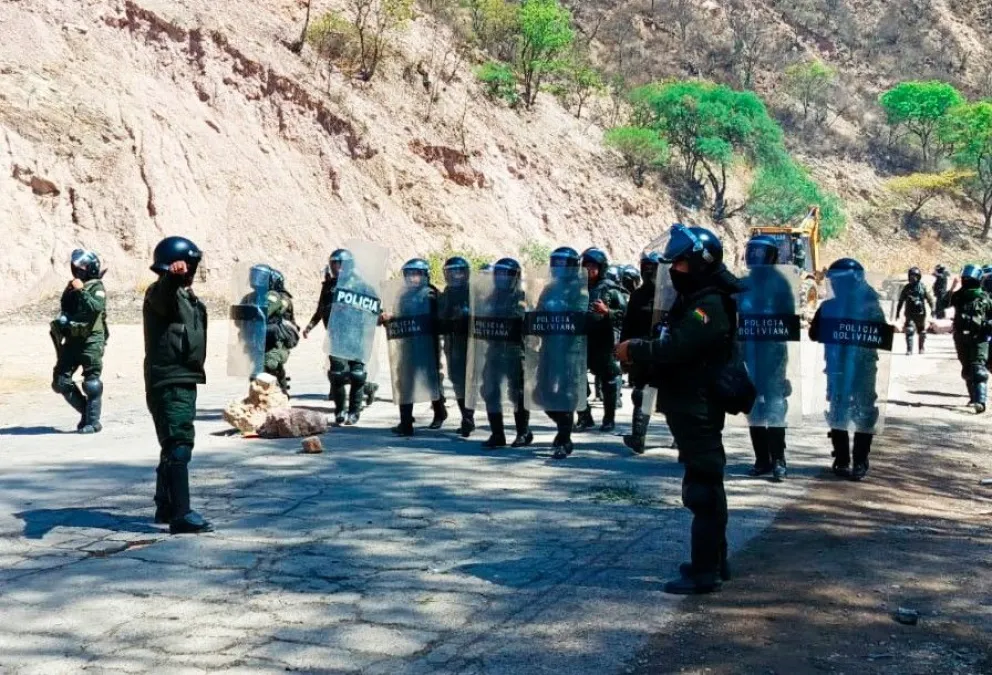 Efectivos de la Policía, durante el operativo de desbloqueo. Foto: Policía Boliviana 