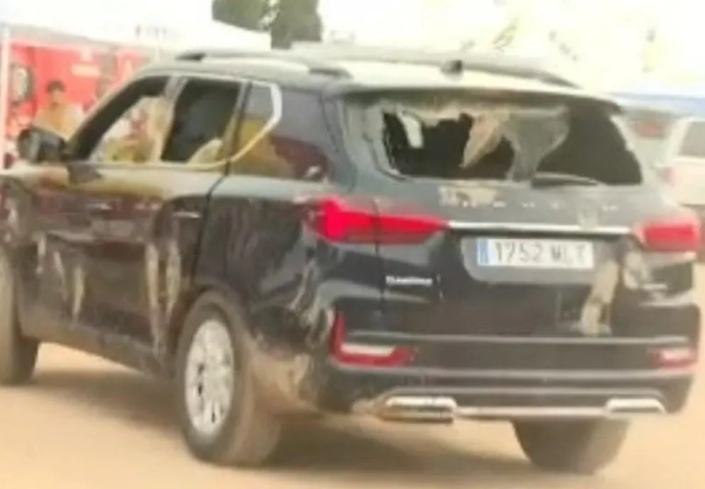 Así quedó el vehículo de Sánchez tras las agresiones. Foto: @therealbuni