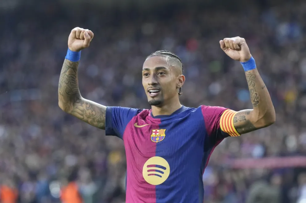El extremo del Barcelona Raphael Dias Belloli 'Raphinha' celebra después de marcar el 2-0 durante el partido entre FC Barcelona contra el Espanyol. Foto: EFE