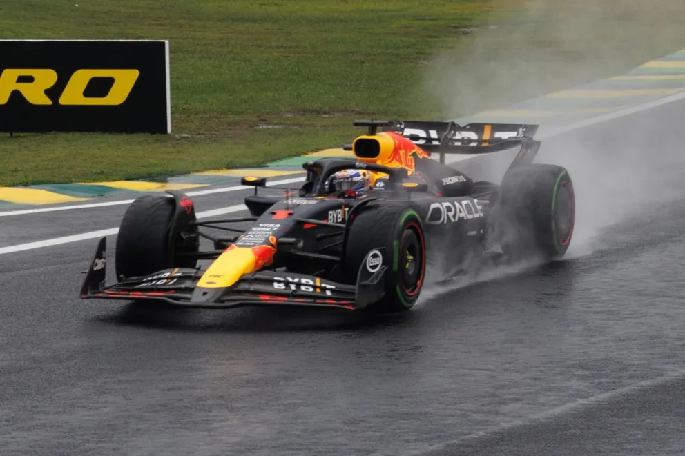 El neerlandés Max Vertapeppen, piloto de Red Bull, afianzó su dominio en la temporada de Fórmula Uno al imponerse con gran remontada en el circuito paulista de Interlagos. Foto: EFE
