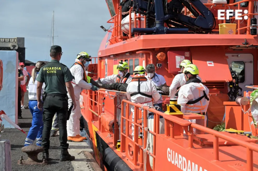 La Guardamar Talia traslada al muelle de La Restinga a 9 personas, todos varones subsaharianos, rescatados de un cayuco a 202 millas al sur de El Hierro. Foto: EFE 