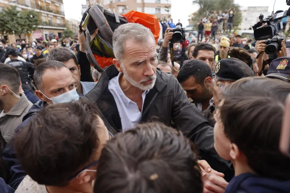 El rey Felipe habla con vecinos indignados, durante su visita a Paiporta este domingo. Foto: EFE 