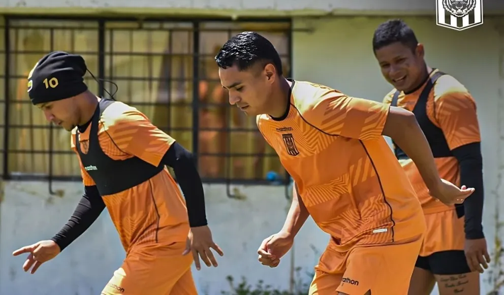 Ortega (izq.). Lino y Roca durante el entrenamiento del viernes del plantel atigrado. Foto: club The Strongest