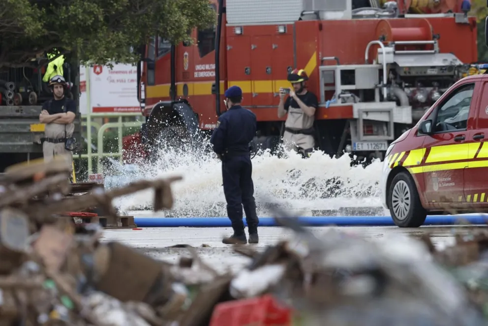 Bomberos y policía continúan en los trabajos de achique y búsqueda en el parking de Bonaire en Aldaia, Valencia. Foto: EFE