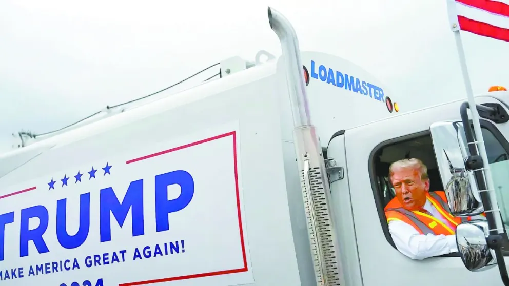 Trump apareció en el escenario en Green Bay con un chaleco de seguridad naranja y arriba de un camión de basura. Foto: Euronews