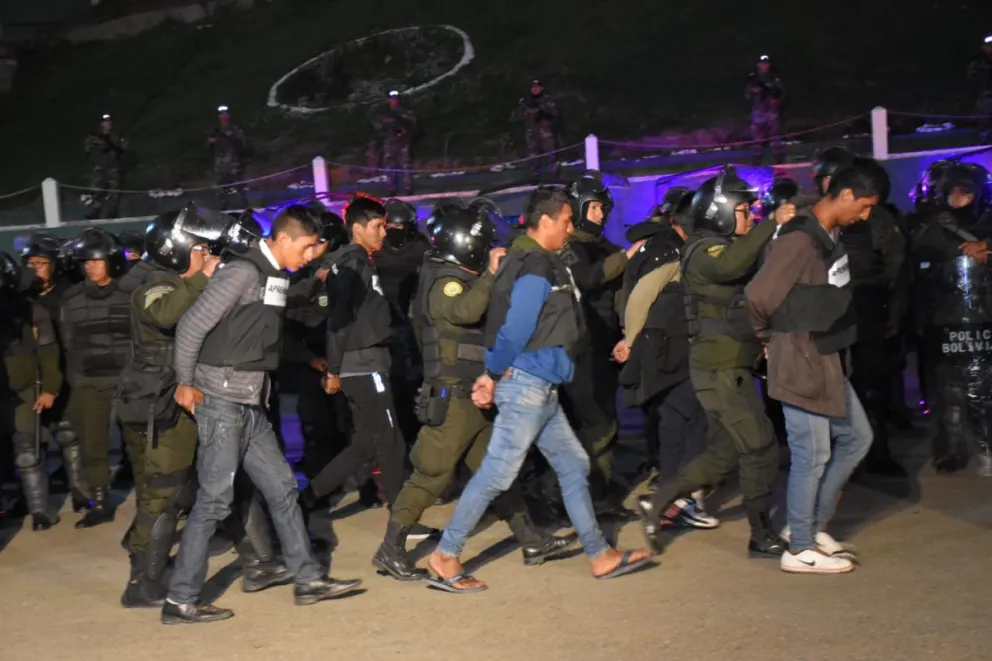 Algunos de los detenidos que fueron presentados, el viernes. Foto: APG