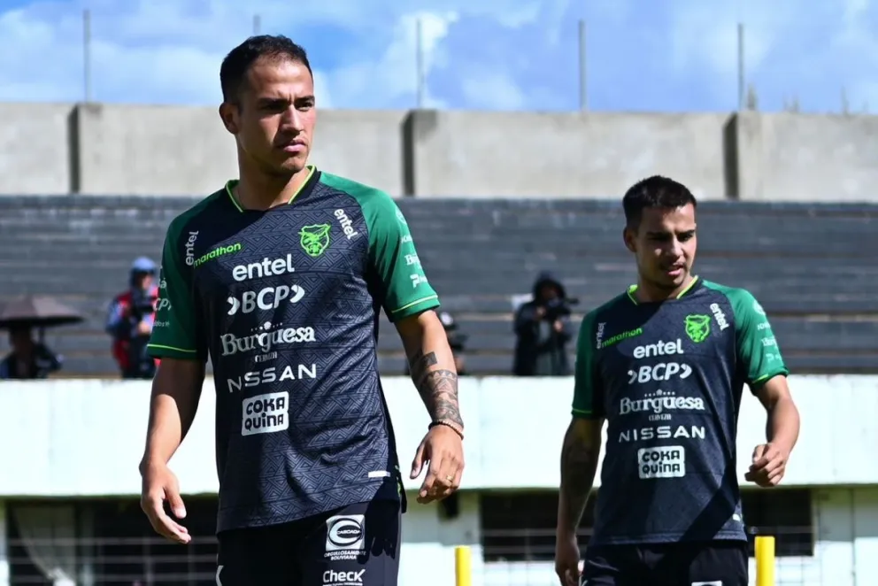 Marcelo Suárez (izq.) antes de iniciar el entrenamiento de la selección. Metros atrás aparece Robson Matheus. Foto: FBF