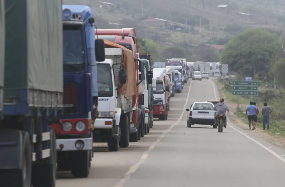 Un larga fila de camiones varados a causa de los bloqueos "evistas". Foto: APG