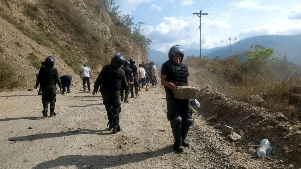 Imagen compartida en Facebook por el ministro Del Castillo, de policías despejando el camino.