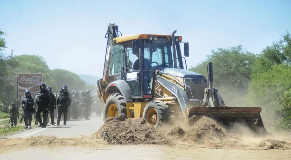 Los efectivos policiales y militares desbloquearon la ruta en Mairana (imagen referencial). Fotos: APG 