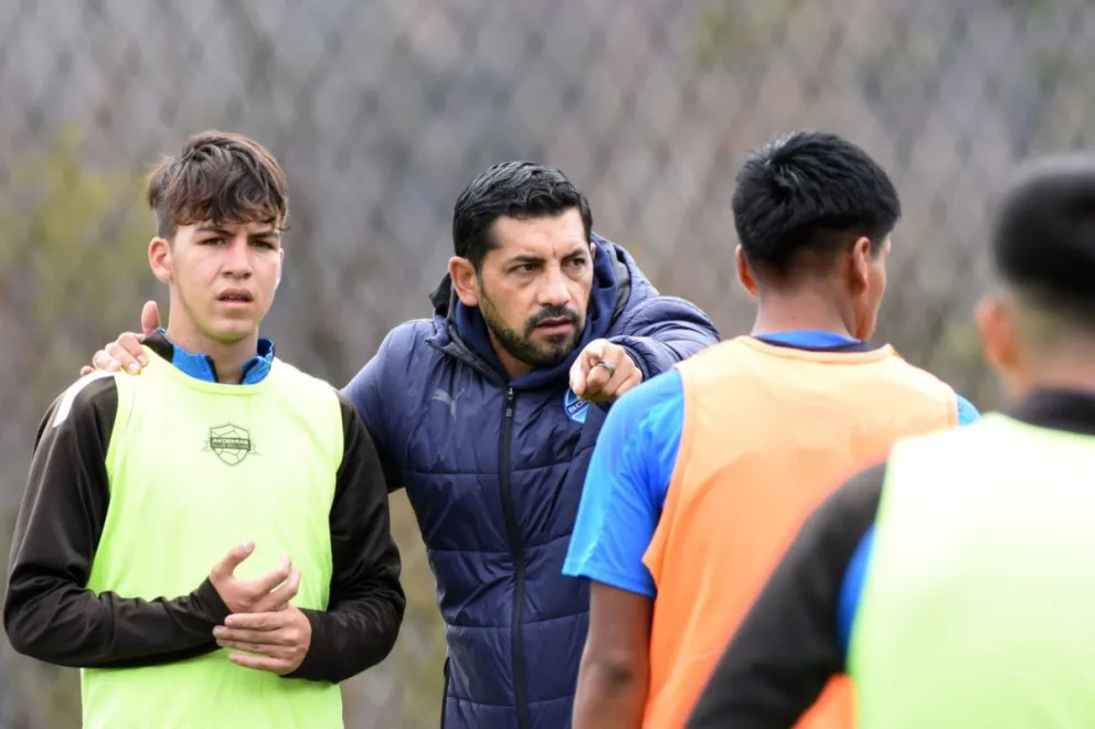 Wálter Flores da instrucciones en la Pre Profesional. Foto: Club Bolívar.