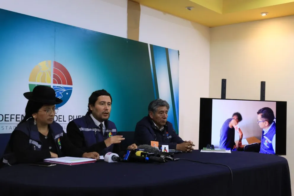 Autoridades de la Defensoría del Pueblo brindan conferencia de prensa. Foto: APG