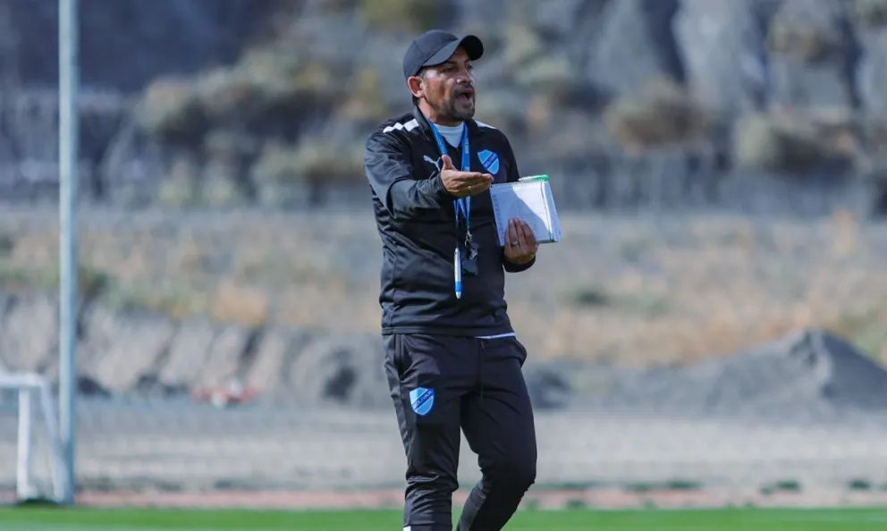 Wálter Flores durante una de las prácticas de los juveniles del club Bolívar. Foto: CB