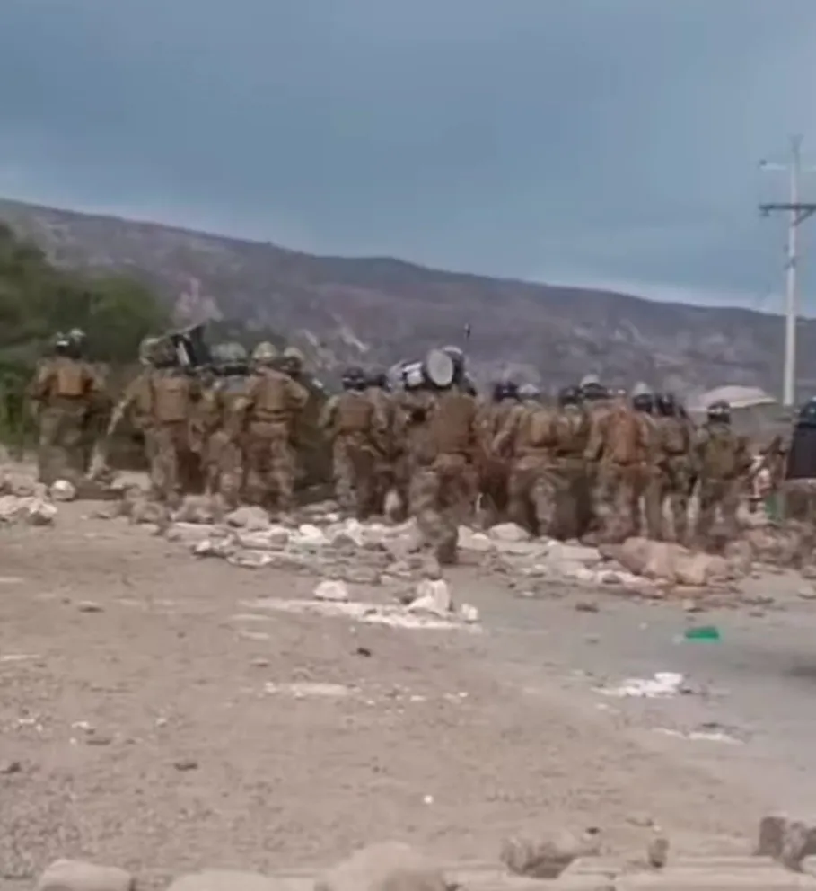 Efectivos del orden avanzan en la vía en Capinota. Foto: TDT Multimedia