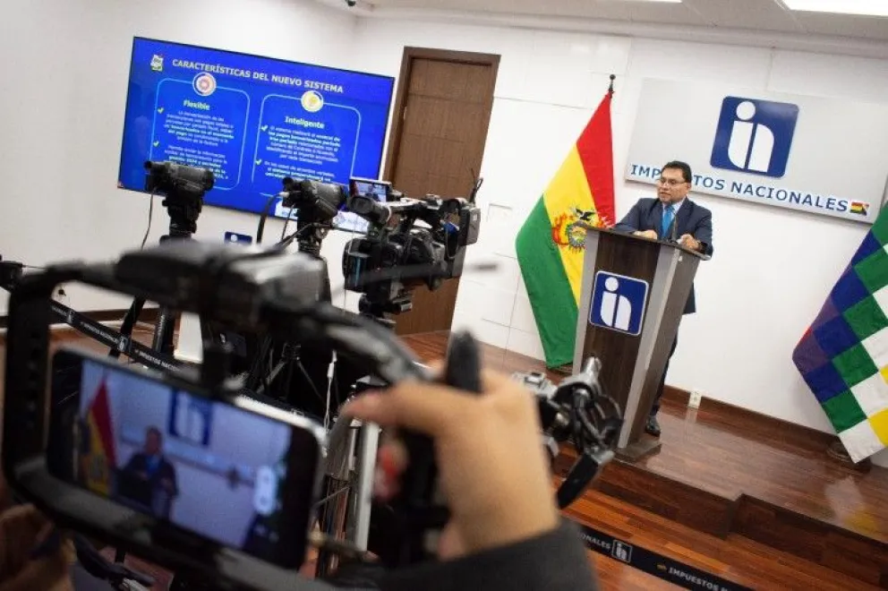 Mario Cazón, presidente de Impuestos Nacionales, brinda conferencia de prensa. Foto: SIN