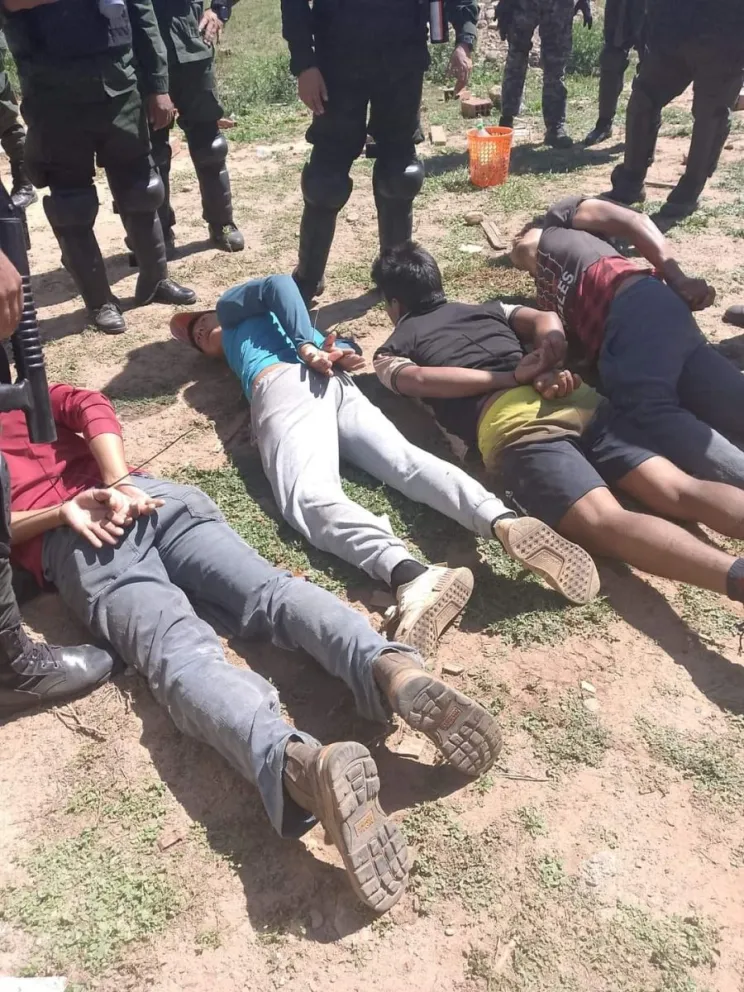 Los presuntos bloqueadores en Mairana, luego de ser aprehendidos por la Policía. Foto: Radio Acer