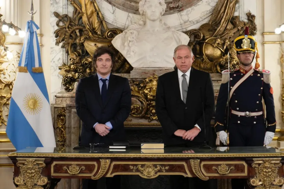 El presidente Javier Milei, junto al nuevo ministro de Relaciones Exteriores, Gerardo Werthein, durante un acto de juramento en el salón Blanco de la Casa Rosada, este lunes, en Buenos Aires. Foto: EFE