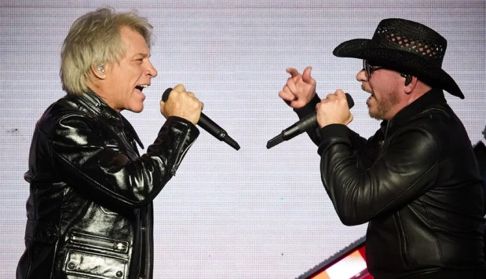 Jon Bon Jovi y Pitbull en un concierto de la gira "Party After Dark Tour" de Pitbull, celebrado en el Teatro Jones Beach en Wantagh, Nueva York, en septiembre de 2024. Foto: EFE