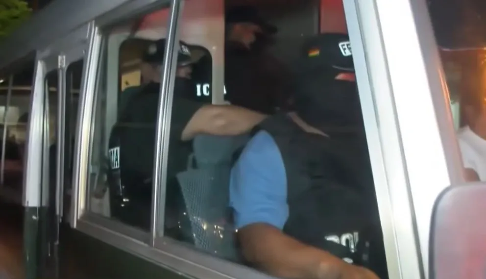 Vehículos con los aprehendidos parten al aeropuerto de Viru Viru. Foto: captura de video