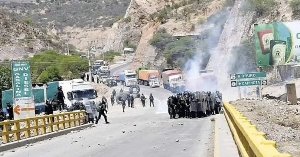 Efectivos ingresan a Capinota para ejecutar el operativo de desbloqueo. Foto: IN Noticias