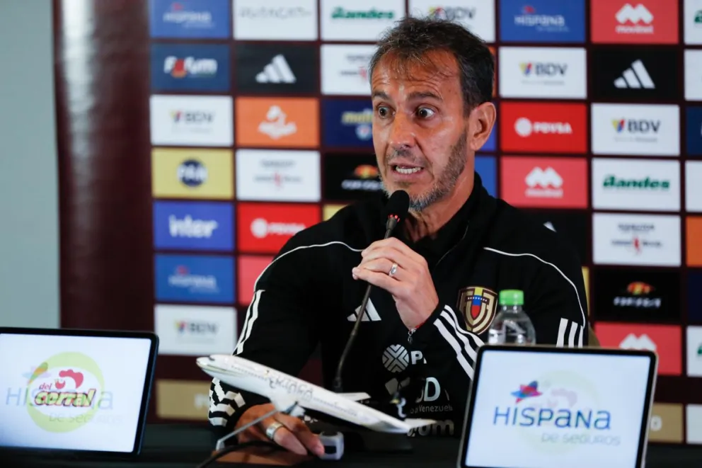 El seleccionador de Venezuela, el argentino Fernando Batista, en una pasada conferencia. Foto: EFE.