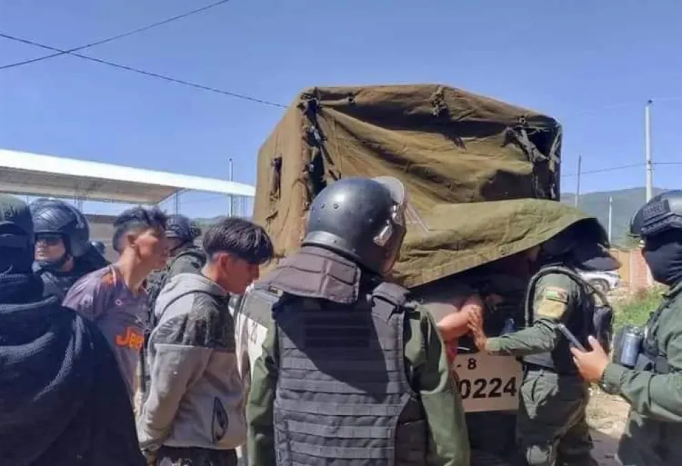 Policías ayer lunes, detienen a bloqueadores en el municipio de Mairana. Foto: RKC