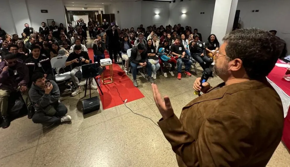 Doria Medina en un acto político con jóvenes. Foto: @SDoriaMedina