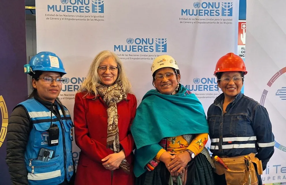 La representante de Onu Mujeres, Nidya Pesántez, junto a tres mujeres "extremas". Foto: Mirna Echave