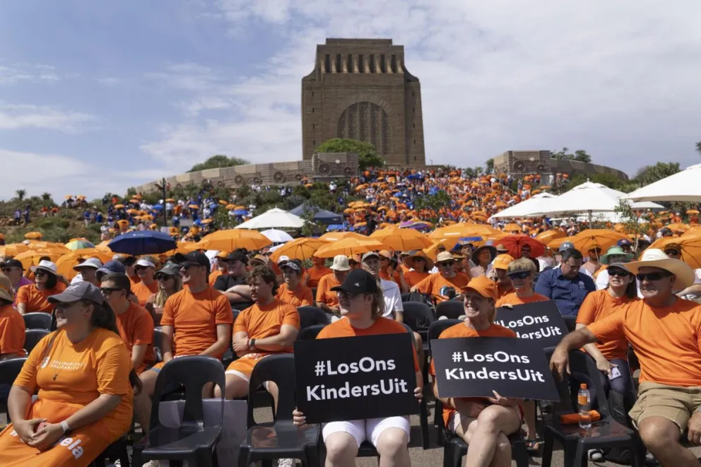 Las personas se reúnen en el simbólico Monumento Voortrekker durante una protesta contra el proyecto de ley de educación Bela, en Pretoria, Sudáfrica. Foto: EFE