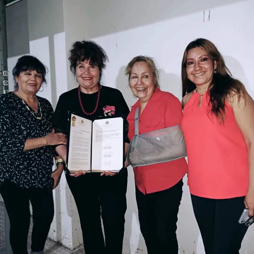 Rossemarie Caballero (c), quien actualmente radica en Santa Cruz