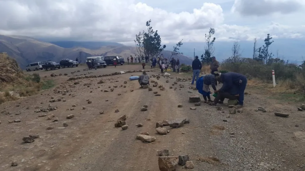 Bloqueo en el camino Vinto Sacambaya, a la altura de Llave Grande. Foto RKC