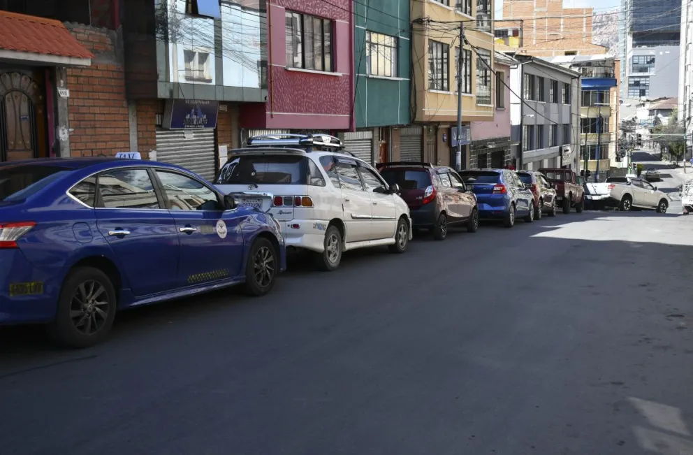Largas filas por combustible en una de las gasolineras de Cochabamba, recientemente. Foto: APG